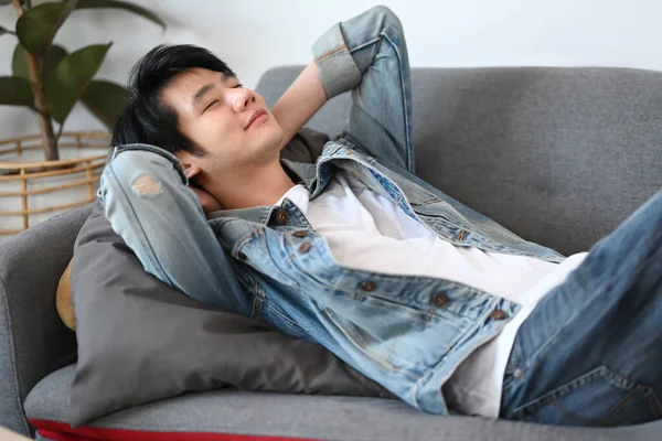 穏やかなアジア人男性リラックス上の快適なソファ ホーム — ストック写真