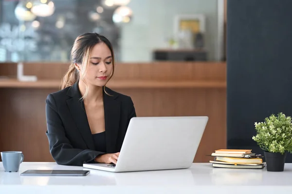 Female Economist Working Laptop Computer Modern Workplace — ストック写真