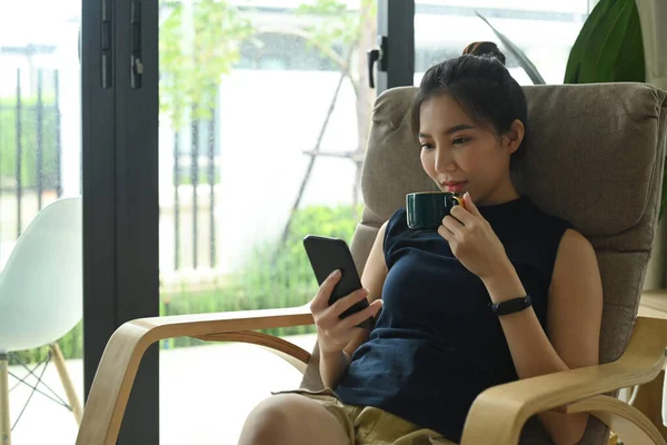 Giovane Donna Che Beve Caffè Controlla Notizie Sui Social Media — Foto Stock