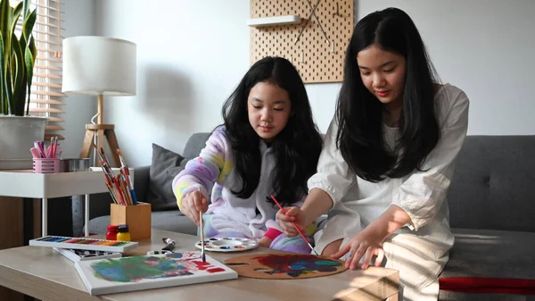 Dwa Słodkie Siostrzyczki Cieszyć Malowanie Obrazu Domu Podczas Spędzania Wolnego — Zdjęcie stockowe