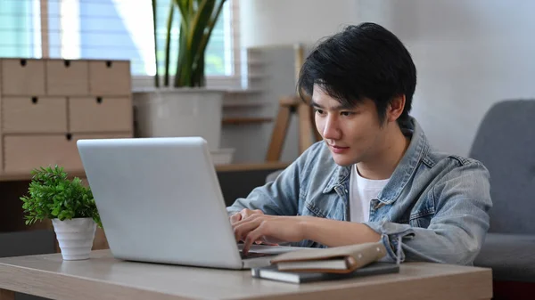 Jovem Asiático Masculino Usando Laptop Para Navegar Internet Ler Notícias — Fotografia de Stock