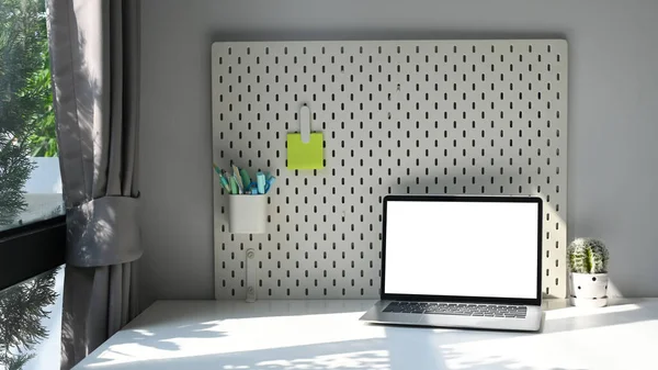 Laptopcomputer Potplant Pegboard Witte Tafel Blanco Scherm Voor Sms Informatie — Stockfoto