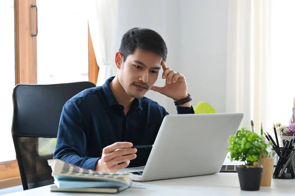 Pensiero Asiatico Uomo Designer Lavorando Con Computer Portatile Ufficio Creativo — Foto Stock