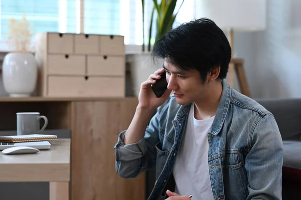 Giovane Asiatico Uomo Freelance Seduta Luminoso Soggiorno Parlando Sul Cellulare — Foto Stock