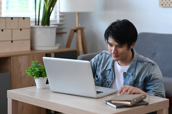 Asiático Freelancer Masculino Trabajando Línea Computadora Portátil Mientras Está Sentado — Foto de Stock