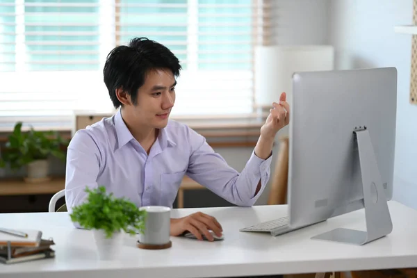 Sorridente Millennial Asiatico Uomo Working Progetto Modern Home Office — Foto Stock