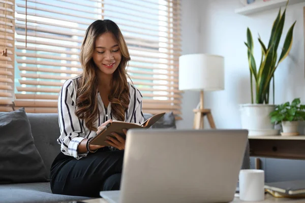 Mujer Milenaria Agradable Sentado Sofá Libro Lectura — Foto de Stock