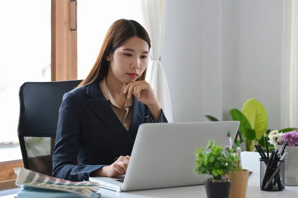 Jonge Vrouwelijke Ontwerper Zit Grafische Studio Voor Laptop Computer Tijdens — Stockfoto