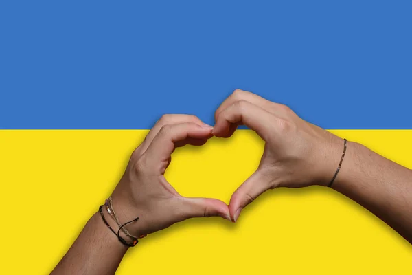 Рука Делает Сердечный Знак Над Украинским Флагом Концепция Прекращения Войны — стоковое фото