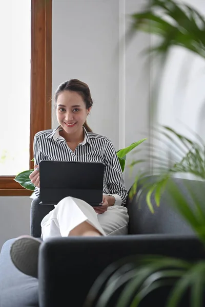 Casual Młoda Kobieta Surfing Internet Tabletem Komputerowym Salonie — Zdjęcie stockowe