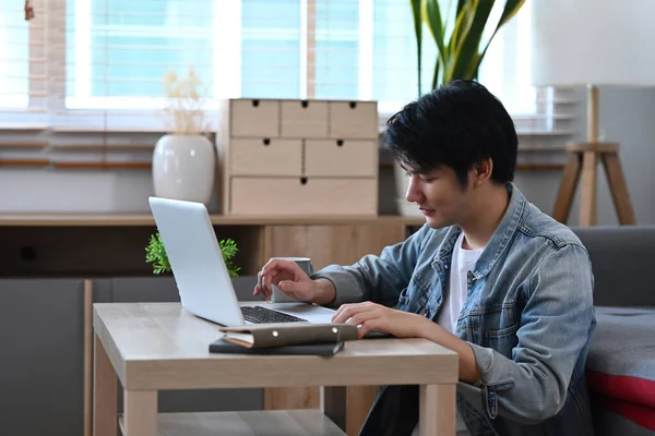 Asiatisk Man Casual Wear Arbetar Online Med Dator Laptop Vardagsrummet — Stockfoto