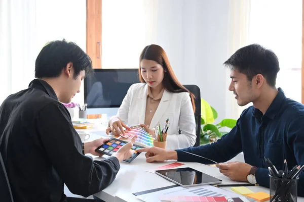 İç mimarlardan oluşan bir ekip, yaratıcı ofiste yeni projeler üzerinde çalışıyor ve beyin fırtınası yapıyor..