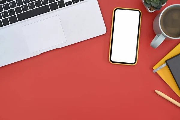 Мобильный Телефон Макет Белым Экраном Ноутбуком Ноутбуком Кофейной Чашкой Красном — стоковое фото