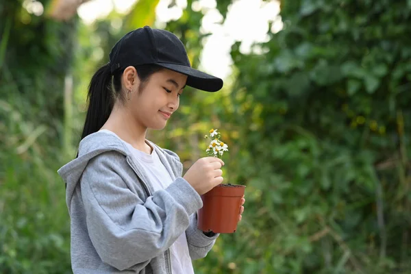 Schattig Aziatisch Meisje Met Een Bloempot Haar Handen Concept Van — Stockfoto