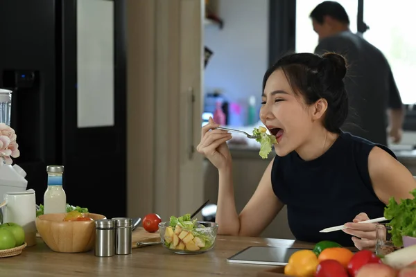 Mulher Muito Asiática Desfrutando Sua Refeição Vegan Conceito Dieta Vegana — Fotografia de Stock