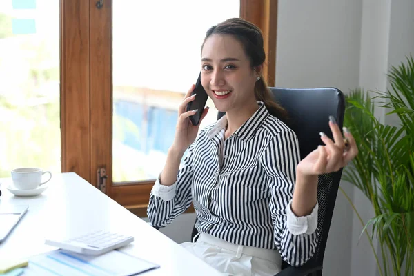 Linda Gerente Sexo Feminino Sentado Escritório Moderno Brilhante Falando Telefone — Fotografia de Stock