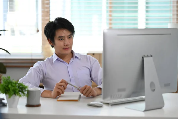 Joven Asiático Hombre Empresario Trabajo Línea Casa Oficina — Foto de Stock