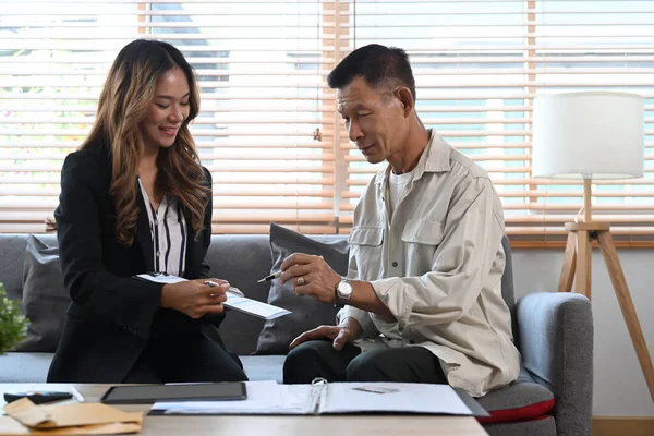 Yaşlı bir adamın sağlık sigortası acentesiyle randevusu ve kontratı var..