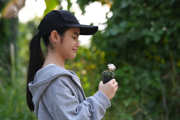 Jonge Aziatische Vrouw Zoek Houden Van Een Kamerplant Met Gelukkige — Stockfoto