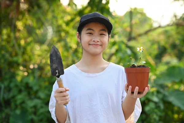 Glimlachend Aziatisch Meisje Met Tuinschop Bloempot Handen Concept Van Het — Stockfoto