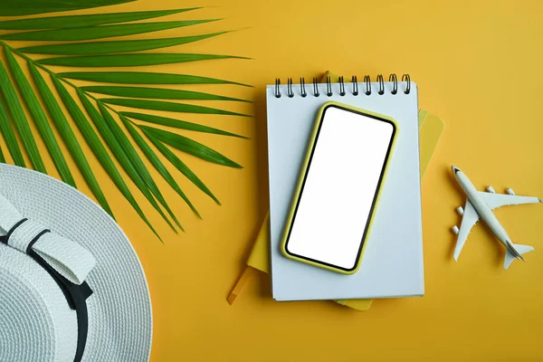 Smartphone Hut Notizbuch Und Grüne Blattpalme Auf Gelbem Hintergrund Reise — Stockfoto