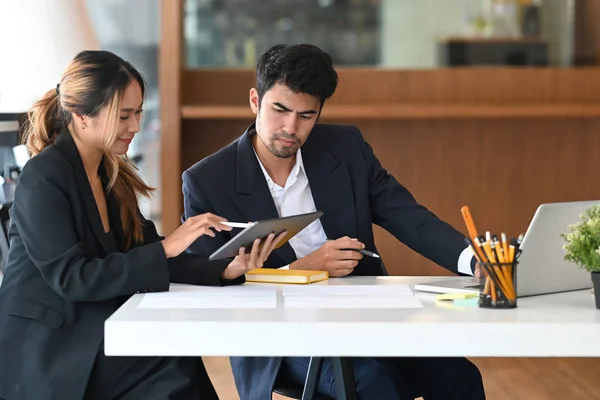 Líder Del Equipo Empresarial Femenino Explicando Proyecto Línea Sus Colegas — Foto de Stock