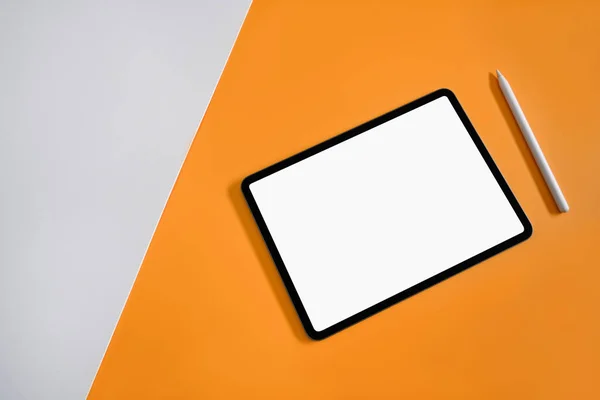 Tableta Digital Maqueta Plana Con Pantalla Blanco Lápiz Lápiz Lápiz — Foto de Stock