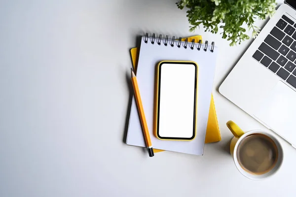 Teléfono Inteligente Plano Portátil Bloc Notas Taza Café Escritorio Oficina — Foto de Stock