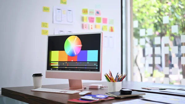 Computador Moderno Com Gráfico Cores Tela Monitor Xícara Café Papelaria — Fotografia de Stock