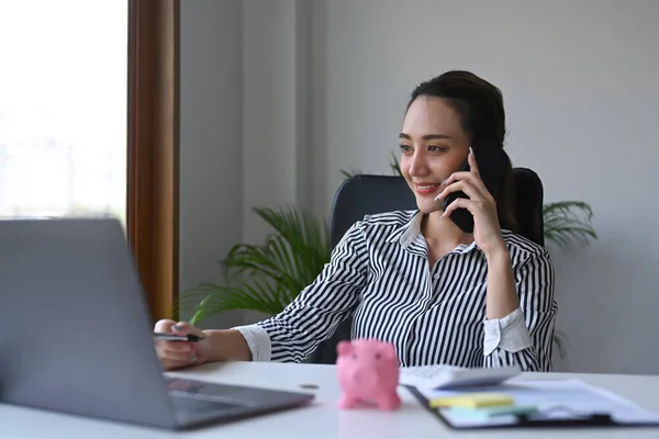 Wspaniała Bizneswoman Rozmowie Telefonu Komórkowego Siedząc Przy Laptopie Nowoczesnym Biurze — Zdjęcie stockowe