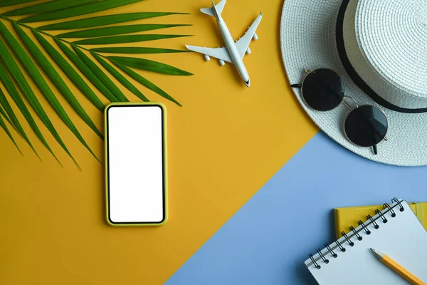Reiseaccessoires Von Oben Smartphone Hut Sonnenbrille Und Tropische Palmblätterzweige Auf — Stockfoto