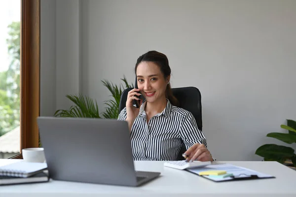 Piękne Millenium Kobieta Przedsiębiorca Siedzi Przed Laptopem Rozmawia Przez Telefon — Zdjęcie stockowe