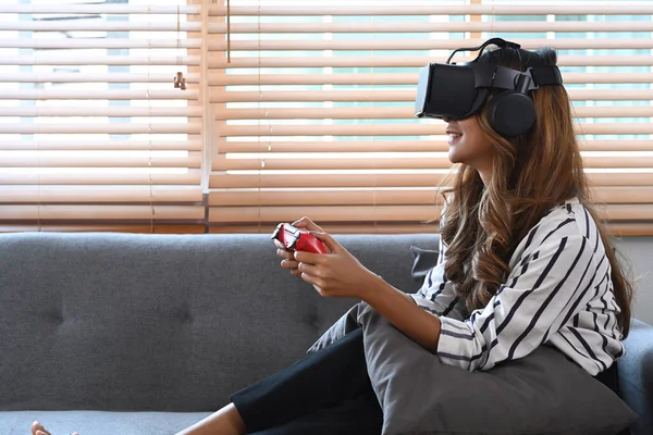 Izgalmas Visel Virtuális Valóság Szemüveg Headset Tartsa Joystick Konzol Videojáték — Stock Fotó