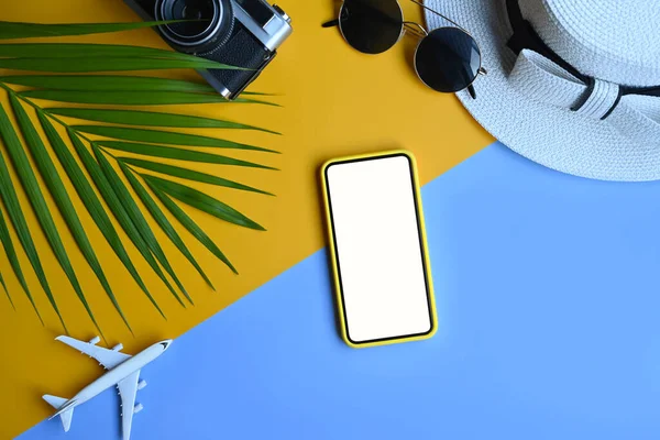 Smartphone Attrappen Hut Retro Kamera Sonnenbrille Und Tropische Palmenblätter Auf — Stockfoto