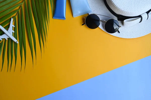 Flach Lagen Sonnenbrillen Mützen Sonnenschutzflaschen Und Tropische Palmenblätter Sommerferienkonzept — Stockfoto