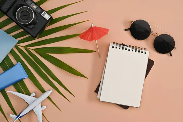 Reisezubehör Retro Kamera Sonnenbrille Und Sonnenschutzflaschen Auf Beigem Hintergrund Reise — Stockfoto