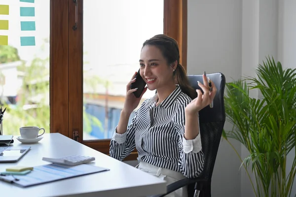 Millenijna Młoda Bizneswoman Siedzi Wygodnym Miejscu Pracy Rozmawia Przez Telefon — Zdjęcie stockowe
