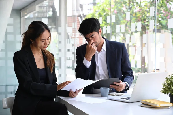 Ofisteki bir toplantıda patronunu dinlerken sıkılmış bir işadamı..