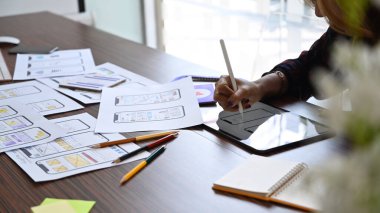 Web tasarımcısı cep telefonu için dijital tablet ve planlama uygulaması üzerinde çalışıyor.