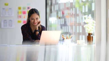 Modern işyerinde web cep telefonu için Ux tasarımcısı uygulama geliştirme.