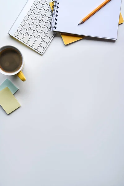 Flat Lay Koffiebeker Notebook Draadloos Toetsenbord Witte Tafel Met Kopieerruimte — Stockfoto