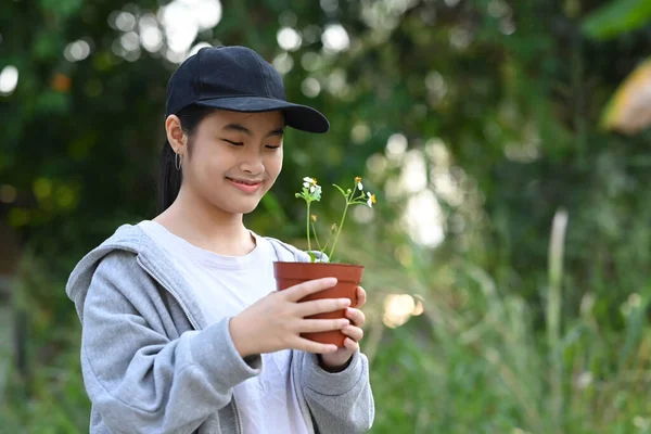 Glimlachend Aziatisch Meisje Met Potplanten Hand Red Wereld Milieudag Red — Stockfoto