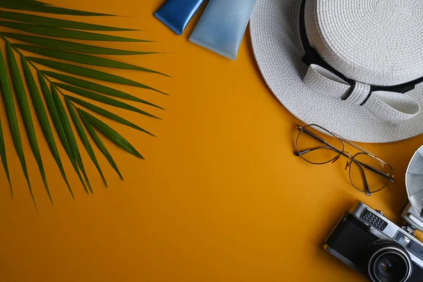 Strand Sommer Accessoires Mit Brille Hut Sonnenschutzflaschen Und Kamera Auf — Stockfoto