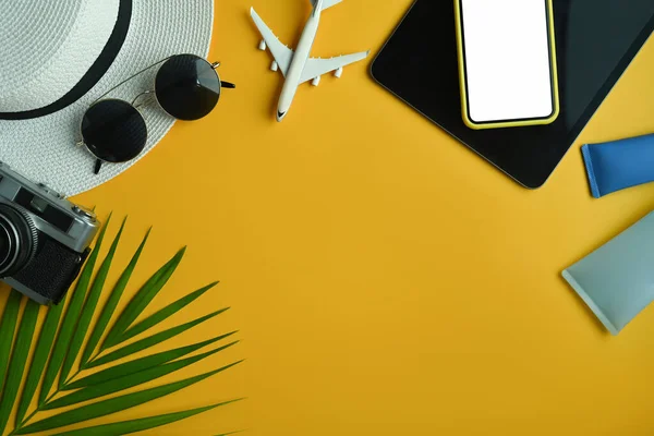 Reisezubehör Und Smartphone Auf Gelbem Hintergrund Mit Kopierplatz Für Text — Stockfoto