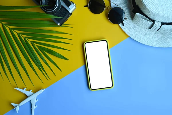 Draufsicht Auf Strand Sommer Accessoires Mit Smartphone Kamera Sonnenbrille Und — Stockfoto