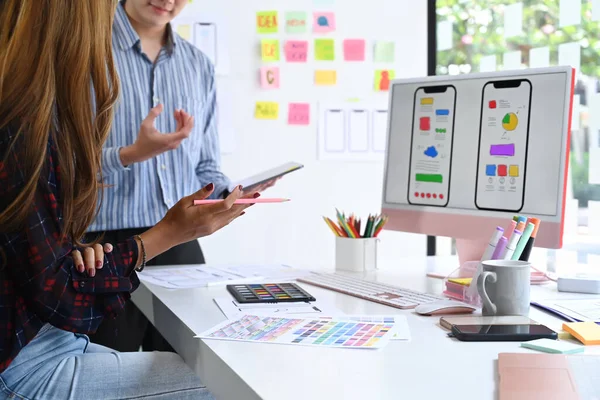 Två Kreativa Web Designer Brainstorming Och Diskutera Mobila App Gränssnitt — Stockfoto