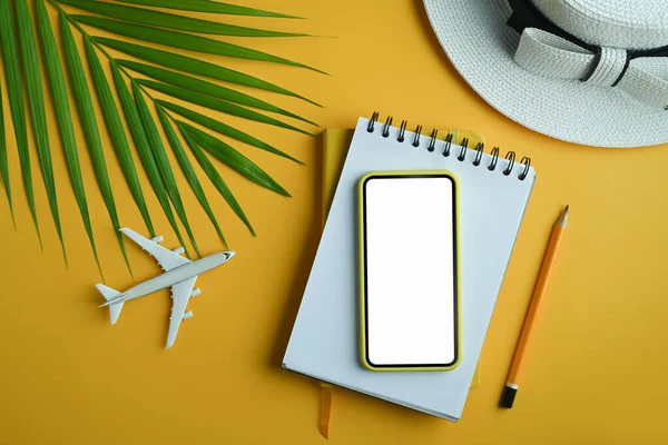 Smartphone Hut Notizbuch Und Tropische Palmenblätter Auf Gelbem Hintergrund Sommerferienkonzept — Stockfoto
