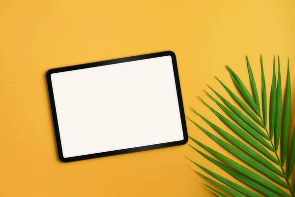 Digitale Tablet Attrappe Und Tropische Palmenblätter Auf Gelbem Hintergrund Sommerferienkonzept — Stockfoto