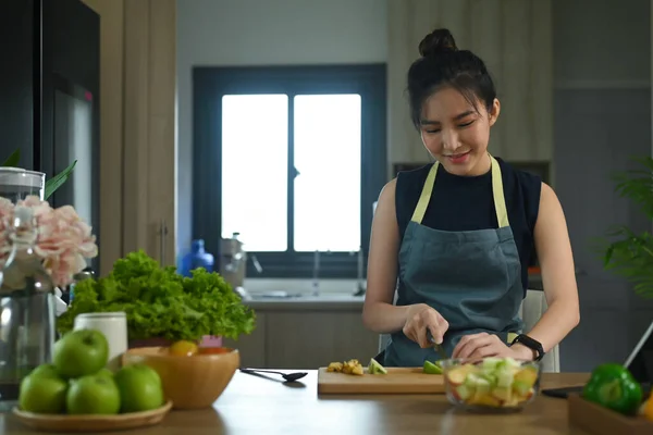 Gelukkige Jonge Vrouw Die Gezonde Salade Maakt Keuken Dieet Gezonde — Stockfoto