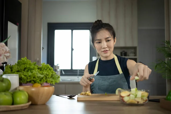 Mulher Bonita Está Preparando Salada Legumes Cozinha Dieta Conceito Estilo — Fotografia de Stock